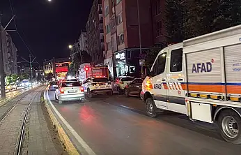 Apartmanda çıkan yangında dumanlar daireleri sardı