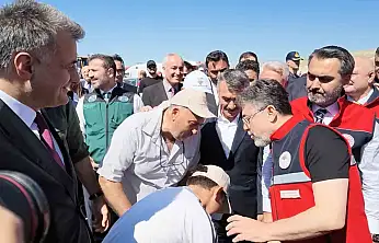 Bakan Yumaklı'dan elini öpmek isteyen çocuğa esprili cevap