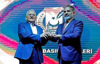 Başkan Büyükkılıç'a, Erciyes Medya Ödülleri programında teşekkür plaketi