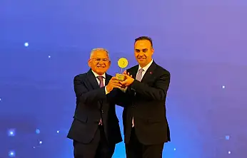 Başkan Büyükkılıç, Türkiye'de ilk olan RES projesiyle Bakan Kacır'ın elinden ödül aldı