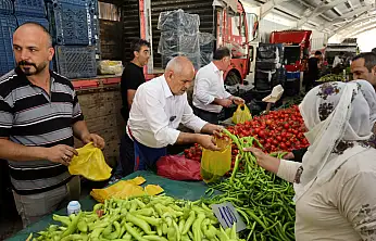 Başkan Öztürk Kapalı Pazar Yeri'nde esnaf ve vatandaşla buluştu