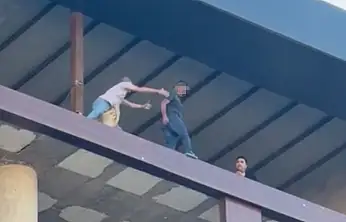 Binanın en üst katında intihara kalkışan şahıs son anda kurtarıldı