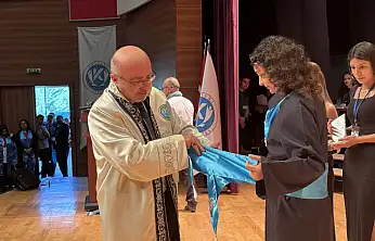 Bu üniversite kep atmıyor, şed kuşanıyor