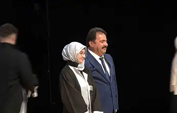 Bursa İl Emniyet Müdürü Gökce, kızına diplomasını elleriyle verdi