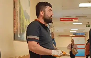 Çiviyi tahta yerine eline çakan işçi hastaneye kaldırıldı