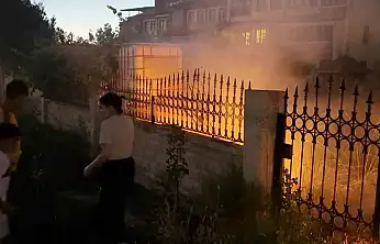 Çocukların su bidonlarıyla yangına müdahalesi kamerada