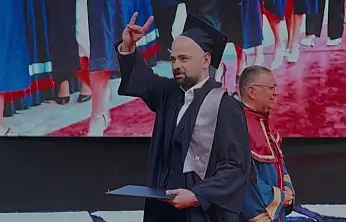 Derece ile diplomasını aldı, bozkurt selamı vererek kutladı