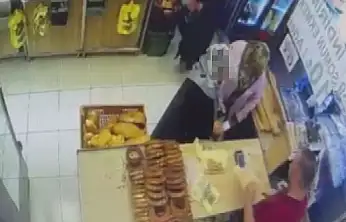 Dikkati dağılan kadının cüzdanını kaşla göz arasında çaldı