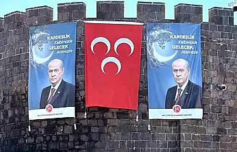 Diyarbakır surlarına MHP Lideri Bahçeli'nin dev posteri asıldı