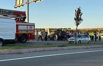 Düğün konvoyundaki otomobil bariyerlere çarptı: 1 ölü, 3 yaralı