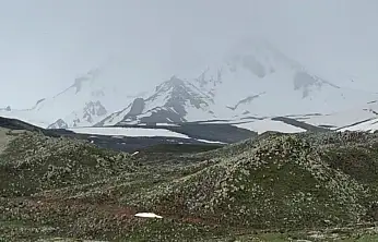 Erciyes Dağı'na haziran ayında kar yağdı