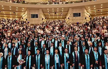 ERÜ Havacılık ve Uzay Bilimleri Fakültesi'nde mezuniyet sevinci