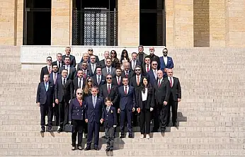 Galatasaray Başkanı Dursun Özbek, kurullarıyla birlikte Anıtkabir'i ziyaret etti