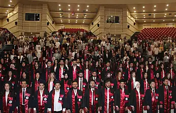 ERÜ'de genç eczacıların mezuniyet sevinci