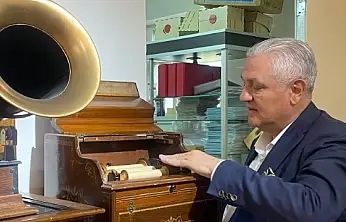 Gramafon tutkusuyla yüzlerce plak ve gramafonu bir araya getirdi