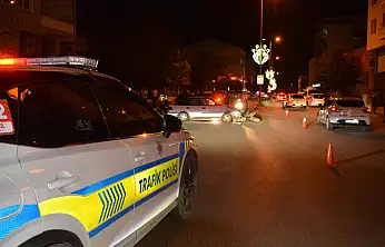 Kavşakta kaldırıma çarpan otomobilin sürücüsü yaralandı