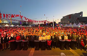 Kayseri 15 Temmuz'un yıl dönümünde kırmızı beyaza büründü