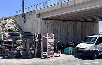 Kayseri'de damperi açılan kamyon köprüye çarptı: Sürücü hayatını kaybetti