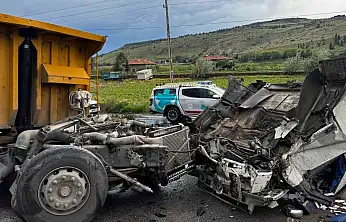 Kayseri'de hafriyat kamyonu ile lokomotif çarpıştı: 2 yaralı