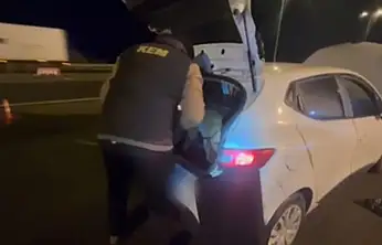 Kayseri'de otomobil koltuk başlığına gizlenmiş uyuşturucu ele geçirildi