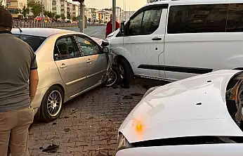 Kayseri'de otomobil, park edilmiş iki araca çarptı