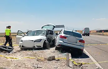 Kayseri'de otomobiller çarpıştı: 2 ölü, 9 yaralı
