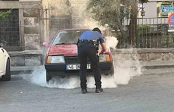 Kayseri'de park halindeki otomobilde yangın