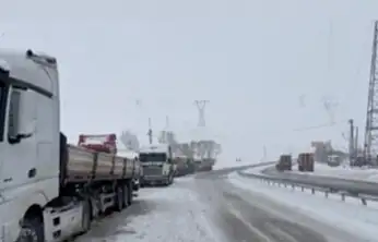 Kayseri'de Pınarbaşı ve bağlantı yolları çekici ile TIR trafiğine kapatıldı