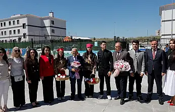 Kayseri protokolü öğrencilerin karne heyecanına ortak oldu