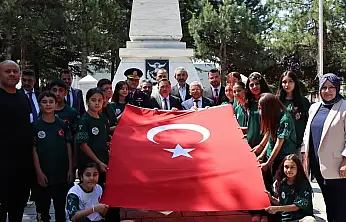 Kayseri'de şehitler dualarla anıldı, kabirlerine karanfil bırakıldı