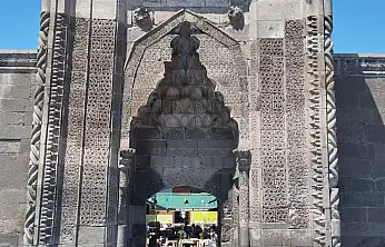 Kayseri'de tarihe yolculuk 750 yıllık Sahabiye Medresesi zamana direniyor