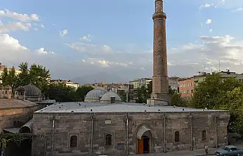 Kayseri Ulu Camii 900 yıllık tarihiyle ziyaretçilerini büyülüyor
