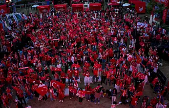 Los Angeles kırmızı-beyaza büründü