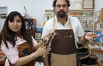 Manda ve koç boynuzları, usta ellerde takıya dönüşüyor