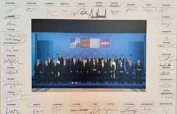 NATO Zirvesi'nin hatıra karelerinde son imza Erdoğan'dan