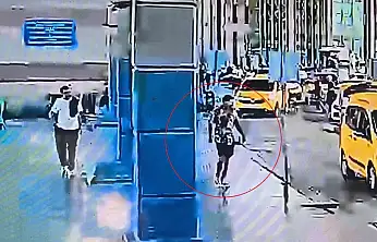 Çuvala gizlediği bıçağı alıp 2 güvenlik görevlisini yaraladı
