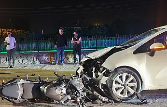 Otomobil ile kafa kafaya çarpışan motosiklet sürücüsü yaralandı