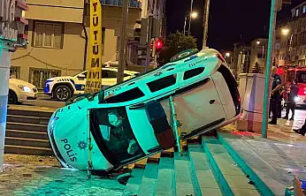 Otomobille çarpışan polis aracı yan yattı: 2'si bekçi 3 yaralı
