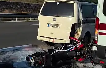 Panelvana çarpan motosikletli ağır yaralandı