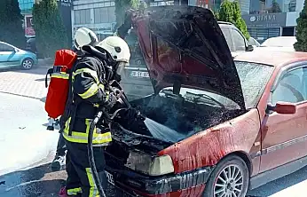 Park halindeki otomobilde çıkan yangını itfaiye söndürdü
