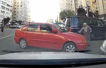 Park yeri savaşını bastonlu yaşlı kadın kazandı