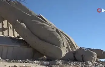Suriye'de halkın yıktığı Hafız Esad'ın dev heykelinden geriye enkazı kaldı