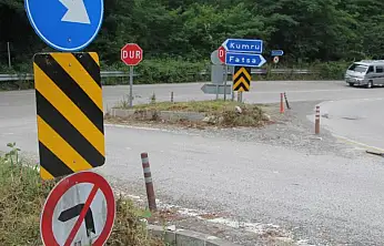 Sürücülerin kafası karışıyor! Kavşakta tam 29 tabela var