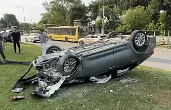 Takla atan araçtan burunları kanamadan çıktılar