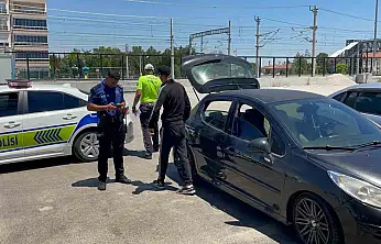 Taksiciler müşteri kılığına girdi, korsan taksiciyi yakalattı