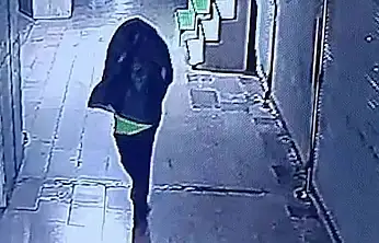 Başına çöp poşeti geçirip yangın çıkaran şahıs kameralara yakalandı