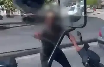 Tartıştığı sürücüye kaskını fırlatan motosikletliye rekor ceza