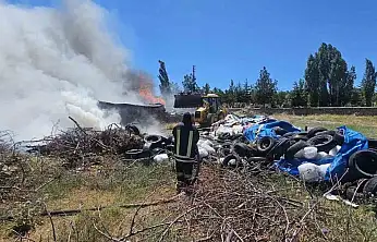 Tomarza'da lastik yangını ekiplerin hızlı müdahalesi ile söndürüldü