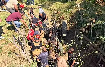 Traktörün altında kalan adam ağır yaralandı