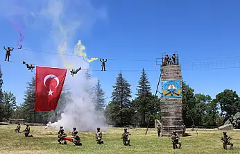Türk Kara Kuvvetleri'nin kuruluşunun 2235'inci yıldönümü gösterileri nefes kesti